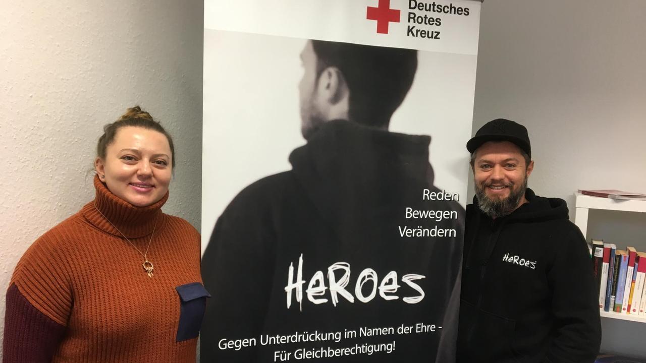 Fatmagül Tuncay, Pädagogin beim Deutschen Roten Kreuz in Offenbach, und ihr Kollege, der Historiker Zafer Cin, präsentieren ein Plakat ihres Gewaltpräventionsprojekts "HeRoes".