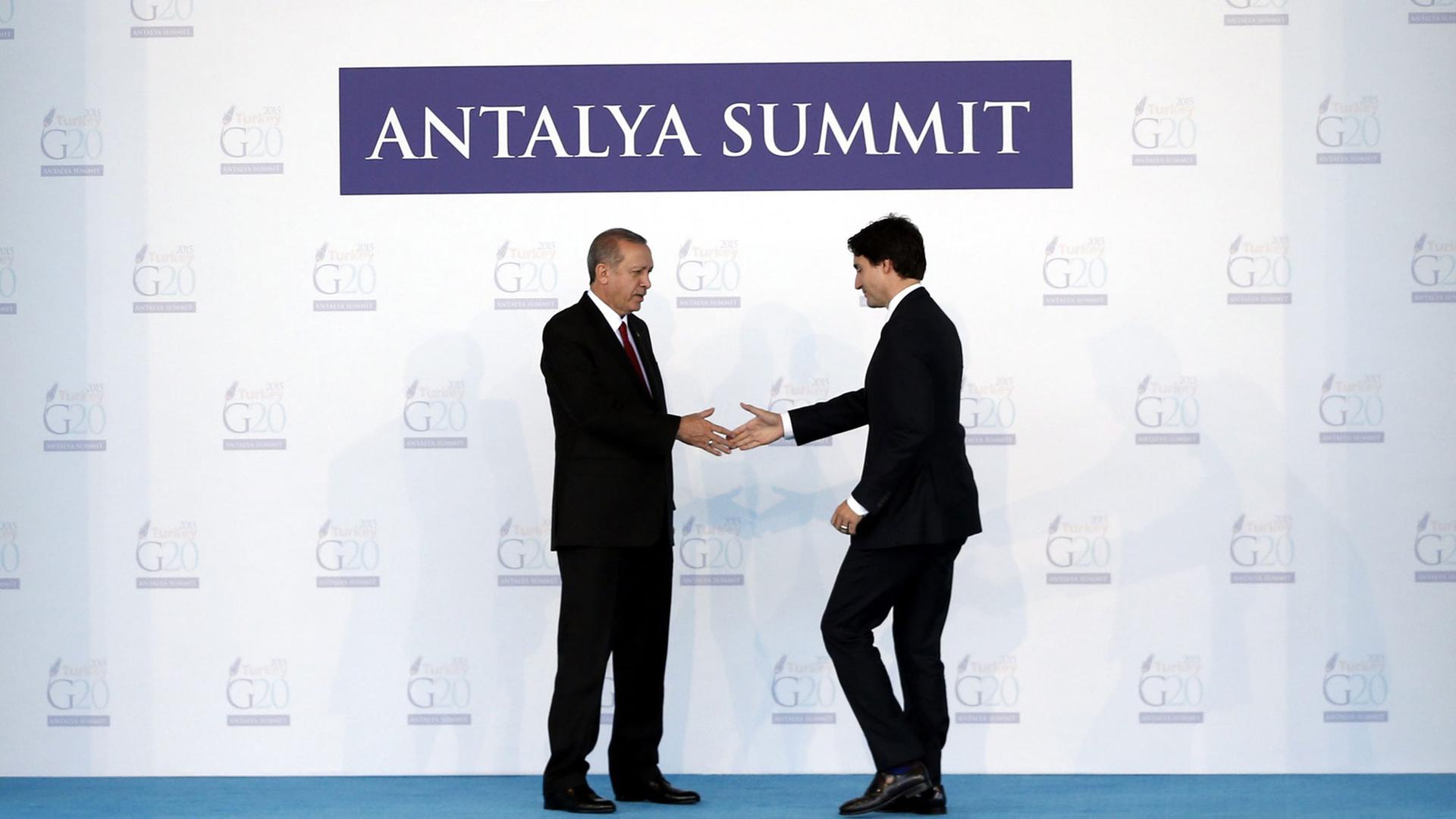 Der türkische Präsident Recep Tayyip Erdogan (links) begrüßt den kanadischen Premierminister Justin Trudeau beim G20-Gipfel in Antalya, Türkei