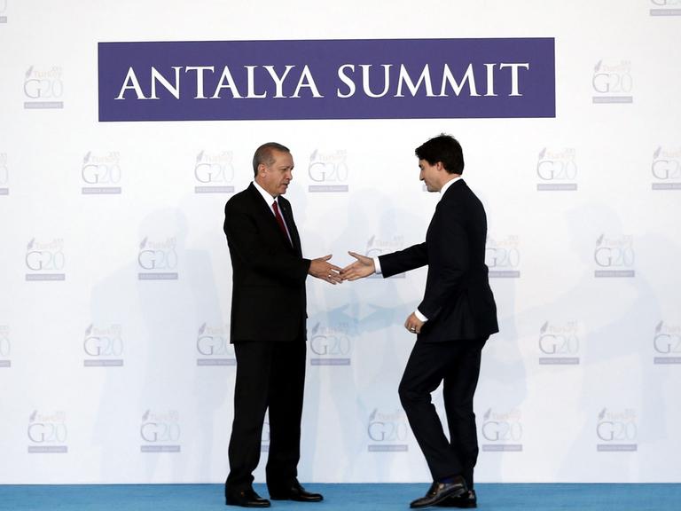 Der türkische Präsident Recep Tayyip Erdogan (links) begrüßt den kanadischen Premierminister Justin Trudeau beim G20-Gipfel in Antalya, Türkei