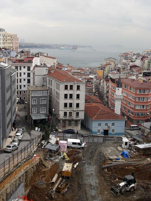 Blick auf eine Baustelle und den Bosporus im türkischen Istanbul