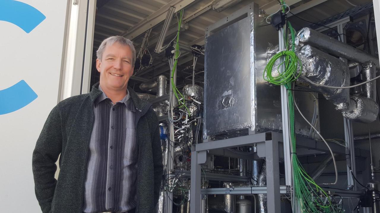 Energy Lab 2.0: Peter Pfeifer vor dem kompakten Fischer-Tropsch-Reaktor des KI-Spin-Offs Ineratec