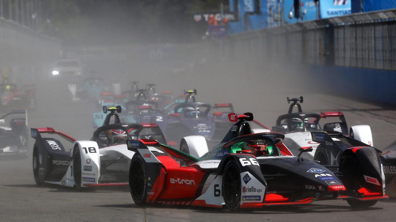 Ein Rennen der Formel E - das Bild zeigt mehrere Autos beim Start.