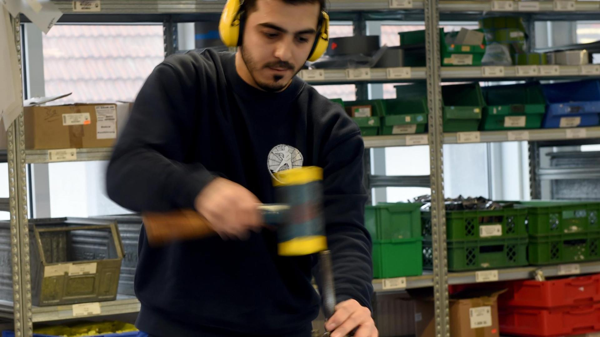 Syrischer Flüchtling arbeitet in einer Werkstatt.