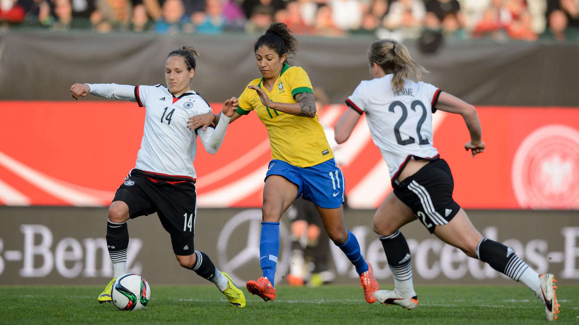 Die deutsche Nationalelf der Frauen gewinnt gegen Brasilien mit 4 zu 0 Die deutsche Nationalelf der Frauen gewinnt gegen Brasilien mit 4 zu 0