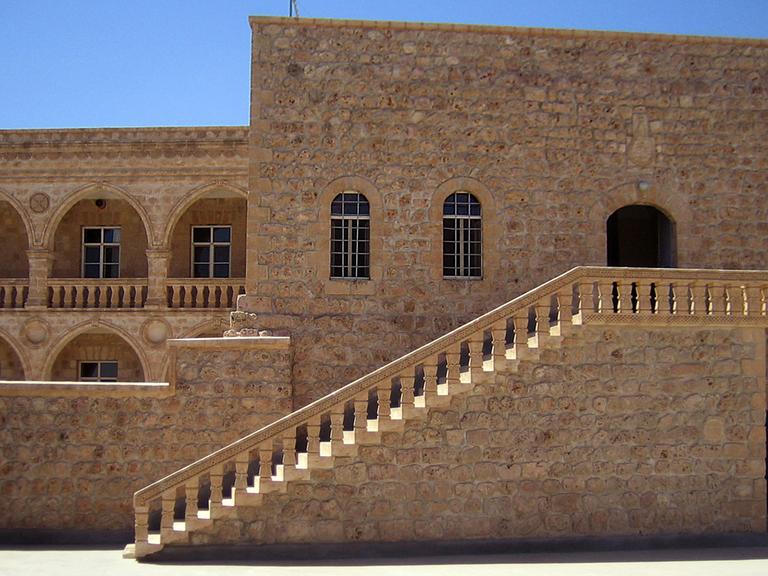Das Kloster Mor Gabriel im Südosten Anatoliens ist das geistige Zentrum der aramäisch sprechenden christlichen Minderheit. Auch in dem Dorf Kafro sollen sakrale Bauten in neuem Glanz erstrahlen.