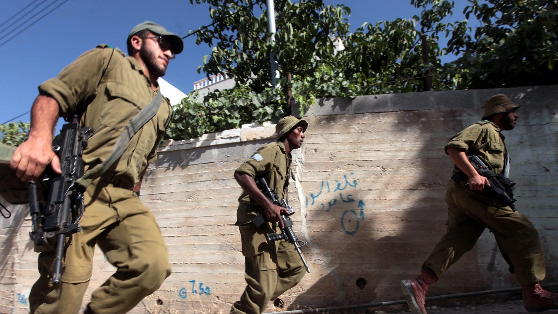 Israelische Soldaten suchen am 29.Juni 2013 in Hebron nach den vermissten Religionsschülern.
