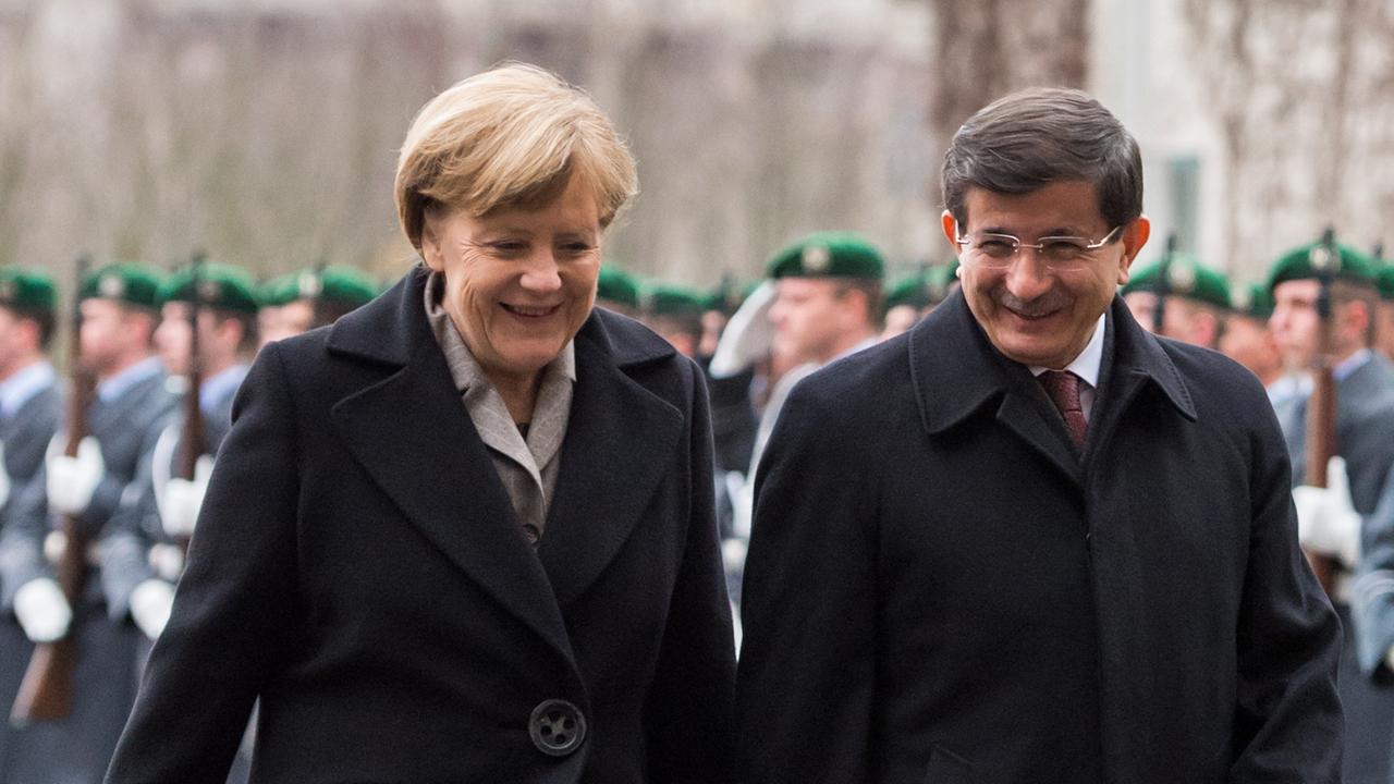 Bundeskanzlerin Angela Merkel (l, CDU) empfängt den Ministerpräsidenten der Türkei, Ahmet Davutoglu, am 12.01.2015 mit militärischen Ehren vor dem Bundeskanzleramt in Berlin.