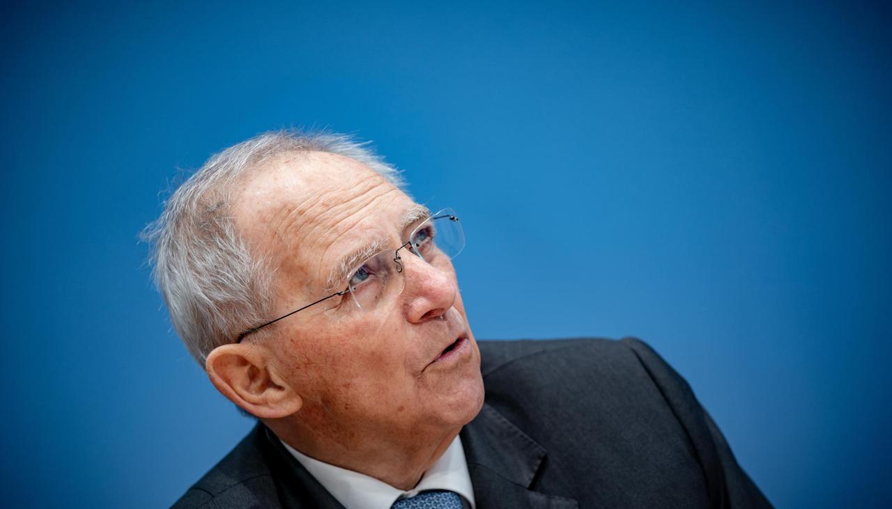 Wolfgang Schäuble (CDU), Bundestagspräsident und Schirmherr des Bürgerrats, nimmt an der Pressekonferenz des Bürgerrats zu "Deutschlands Rolle in der Welt“ teil.