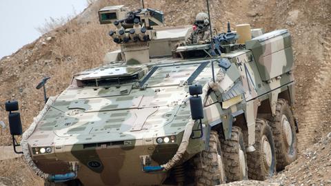 Ein Radpanzer Boxer der Bundeswehr fährt in Masar-i-Scharif in Afghanistan durch das Gelände.