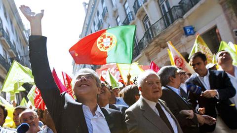 Die portugiesischen Sozialisten Jose Socrates und Ex-Präsident Mario Soares während einer Wahlkampagne im Juni 2011 in Portugal.