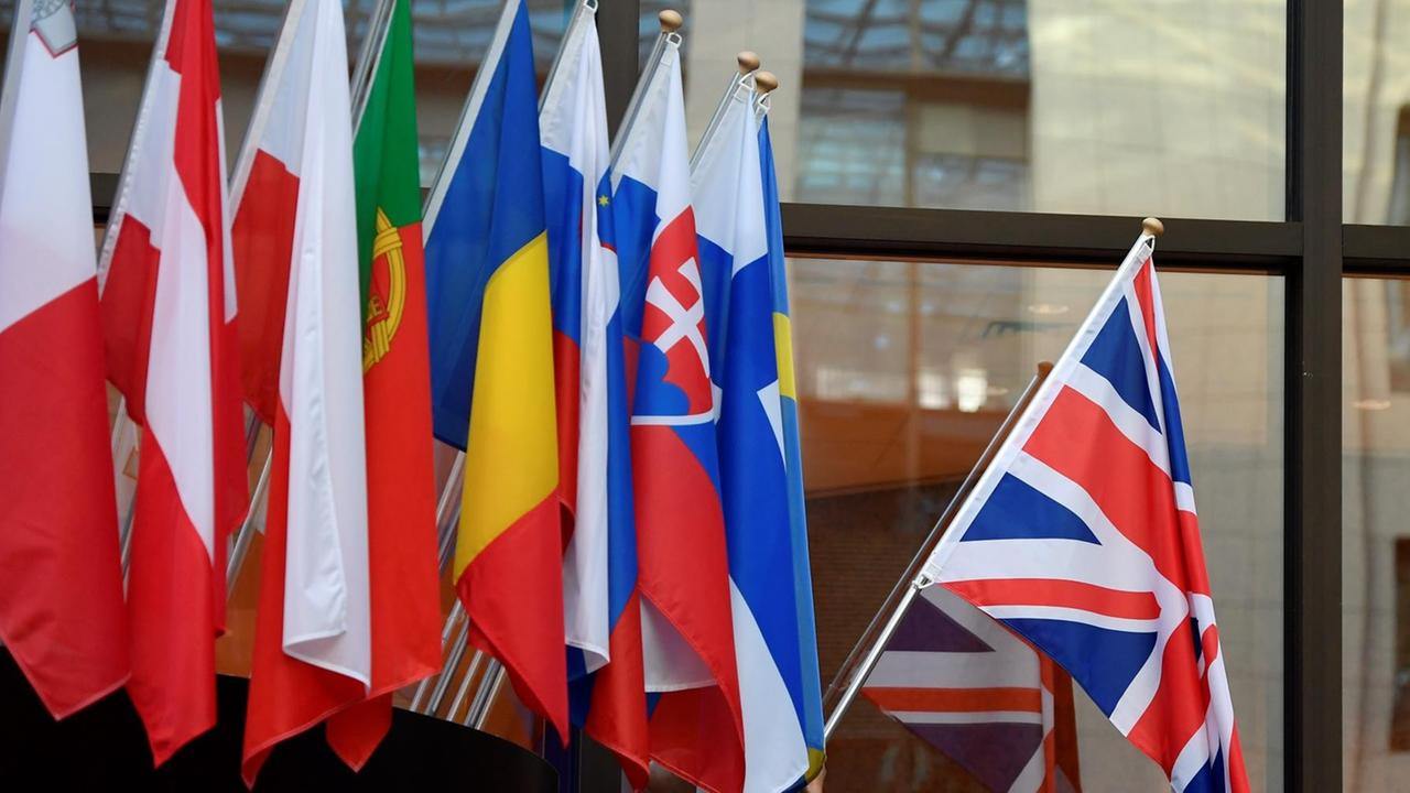 Ein Mitarbeiter stellt am EU-Gebäude in Brüssel einen Union Jack neben die Flaggen der übrigen EU-Staaten.