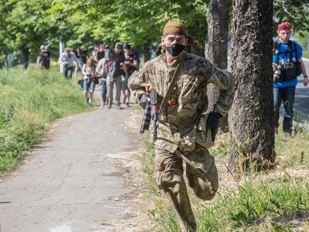 Ein seperatistischer Kämpfer bringt sich am 26.05.2014 während der Kämpfe auf dem Flughafen Donezk in Sicherheit. Ukrainische Truppen und moskautreue Kräfte lieferten sich Auseinandersetzungen auf dem Flughafen der Industriemetropole rund 600 Kilometer südöstlich der Hauptstadt Kiew.