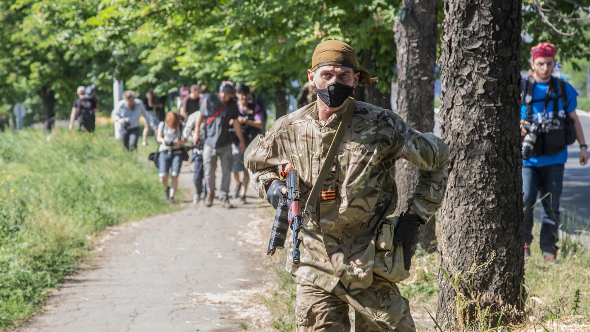 Ein seperatistischer Kämpfer bringt sich am 26.05.2014 während der Kämpfe auf dem Flughafen Donezk in Sicherheit. Ukrainische Truppen und moskautreue Kräfte lieferten sich Auseinandersetzungen auf dem Flughafen der Industriemetropole rund 600 Kilometer südöstlich der Hauptstadt Kiew.