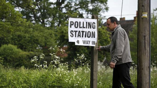 Hier geht's zur Kommunal- und Europawahl: Ein Wahllokal in dem Dorf Mattingley in der Nähe von Reading, westlich von London.