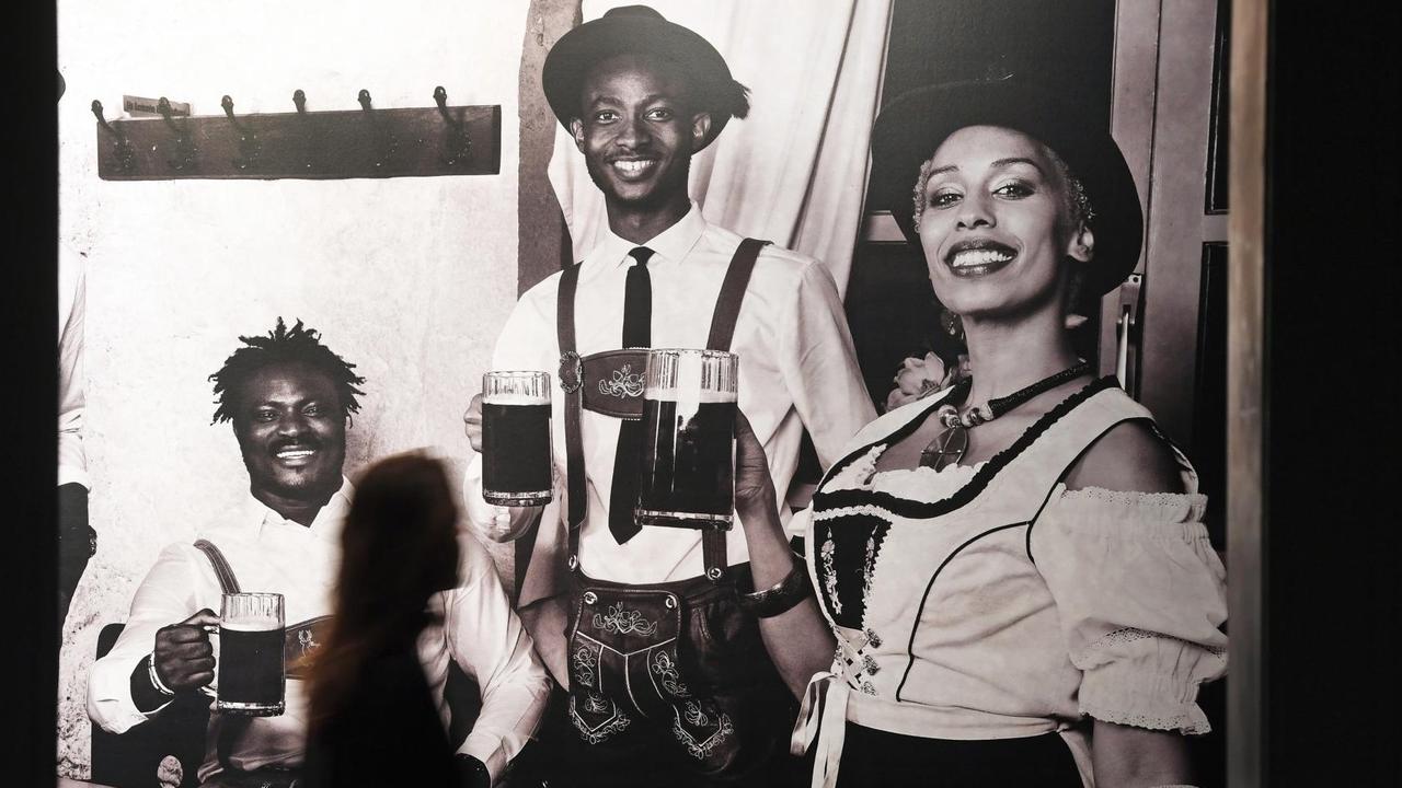 Das Werk "Prost" aus dem Jahr 2017 von dem nigerianischen Künstler Emeka Ogboh ist Teil der Ausstellung " If Found Please Return to Lagos", die bis zum 4. Februar 2018 in der Kunsthalle Baden-Baden zu sehen ist.