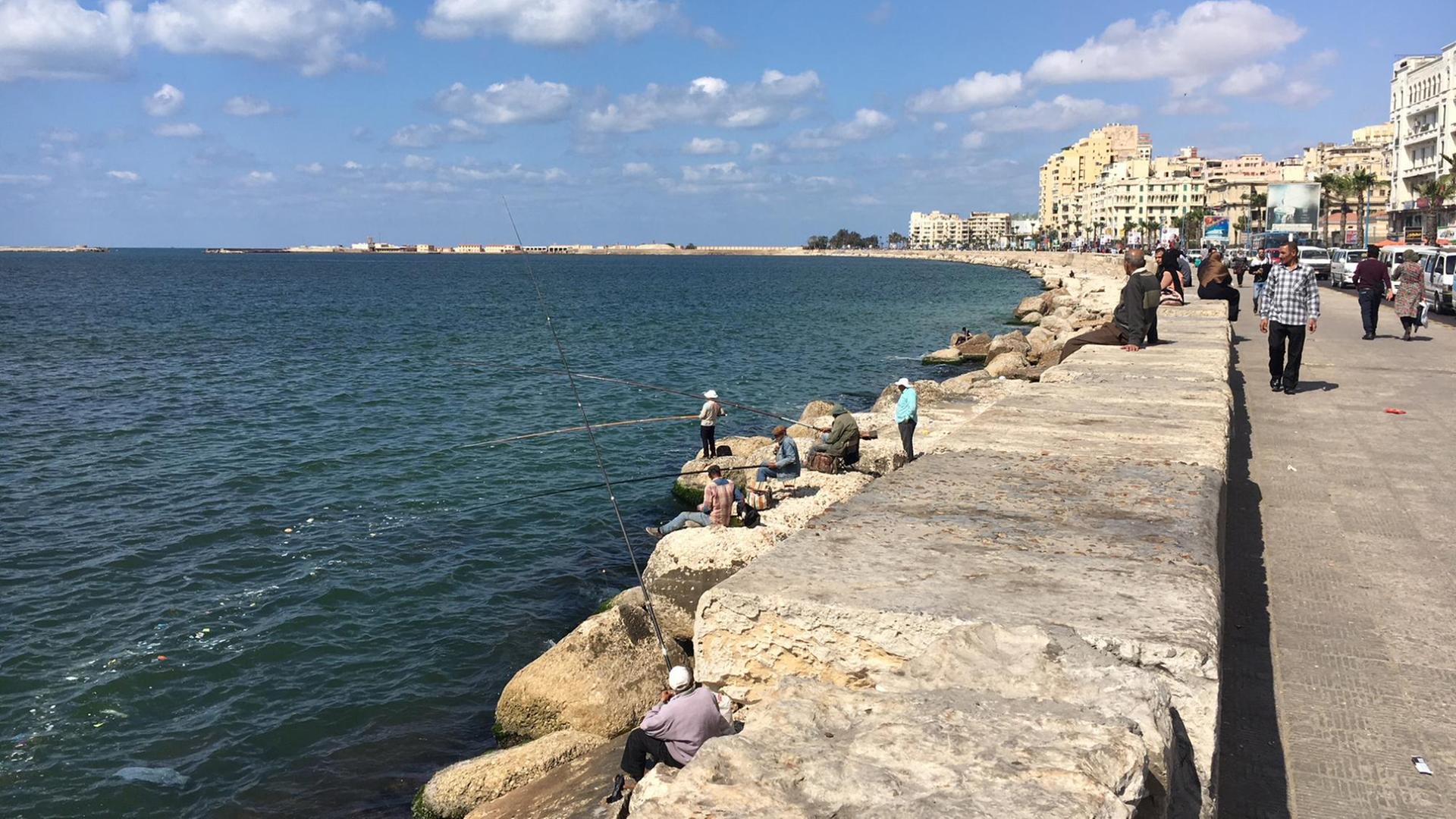 Angler an der Uferpromenade von Alexandria