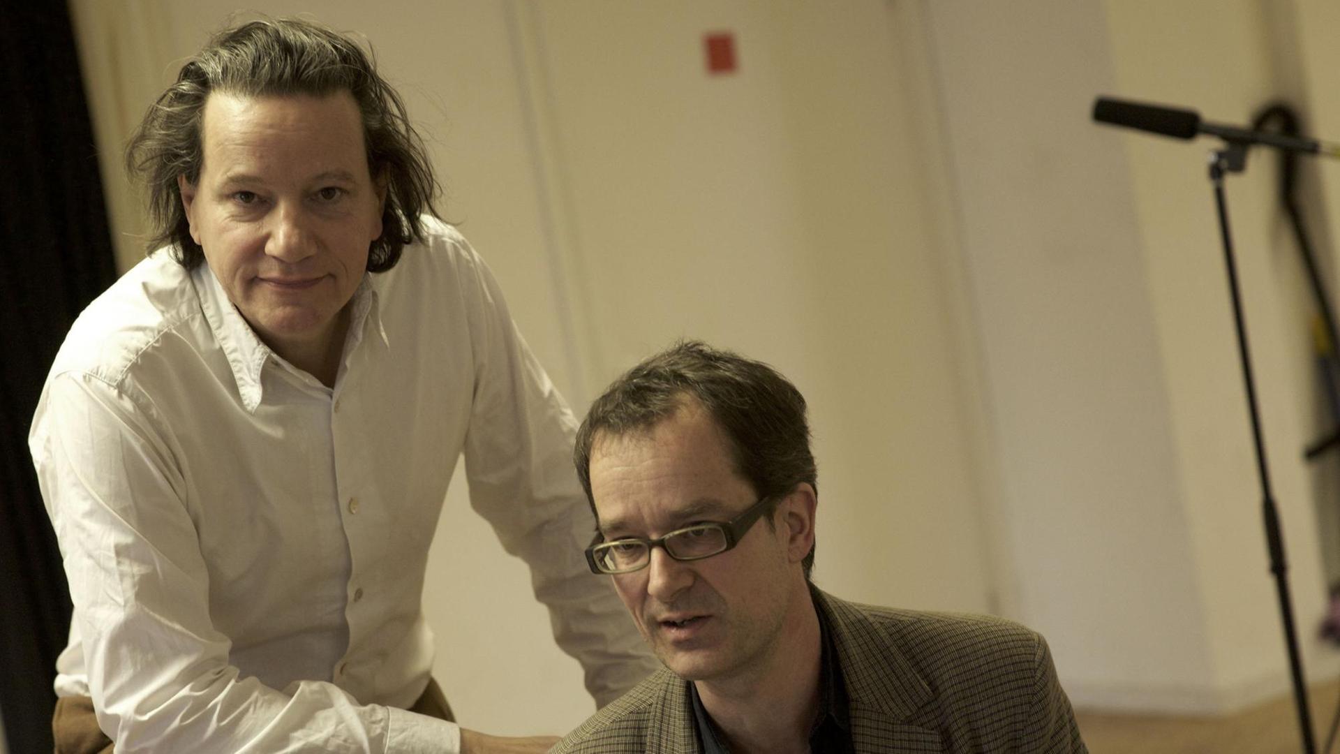 Arrangeur Marcel Daemgen und Sänger Oliver Augst im schallarmen Studio des Deutschlandfunk
