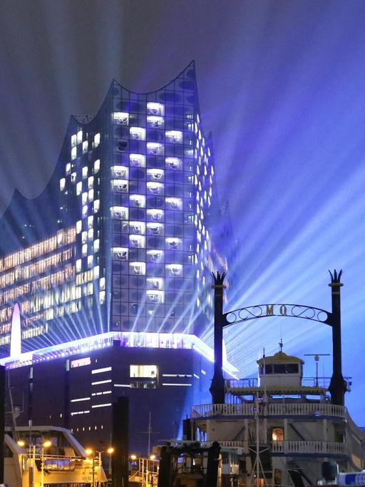 Während des Eröffnungskonzerts wird am 11.01.2017 am Hafen in Hamburg die Elbphilharmonie illuminiert. Das Konzerthaus wurde am Abend feierlich eröffnet.