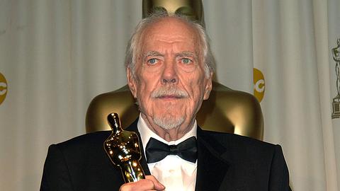 Robert Altman (1925–2006) bei der Entgegennahme des Ehren-Oscars für sein Lebenswerk 2006