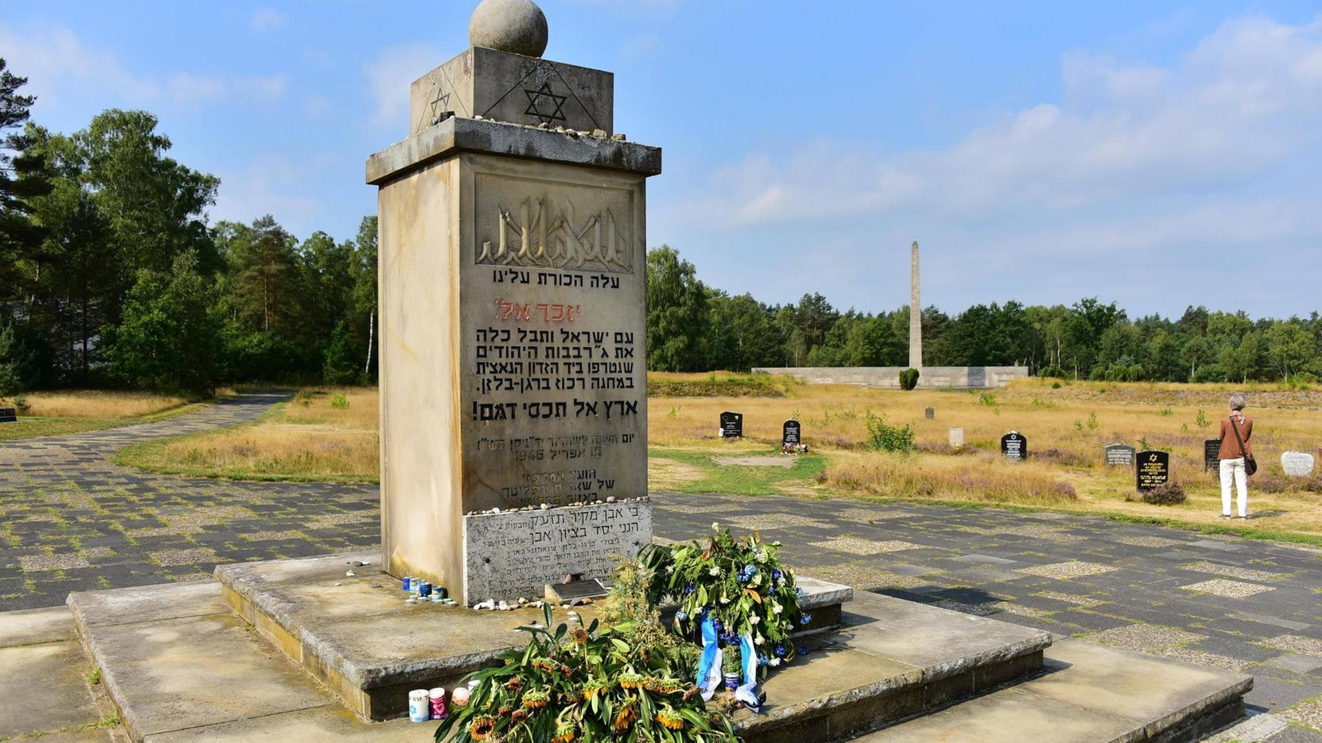 Gedenkstein in der Gedenkstätte für das Konzentrationslager Bergen-Belsen in Niedersachsen