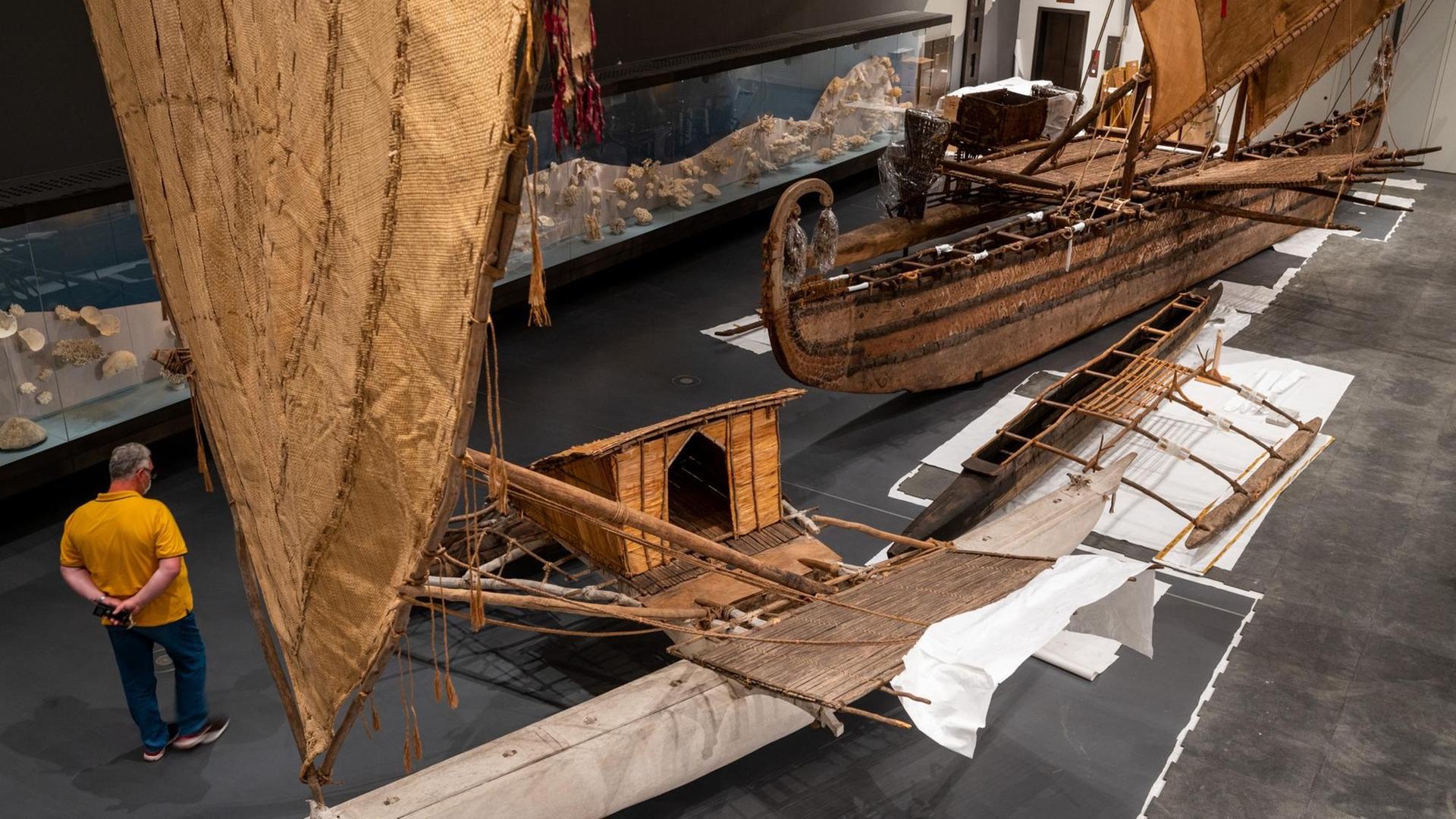 Südseeboote in einem Ausstellungsraum des Humboldt Forums
