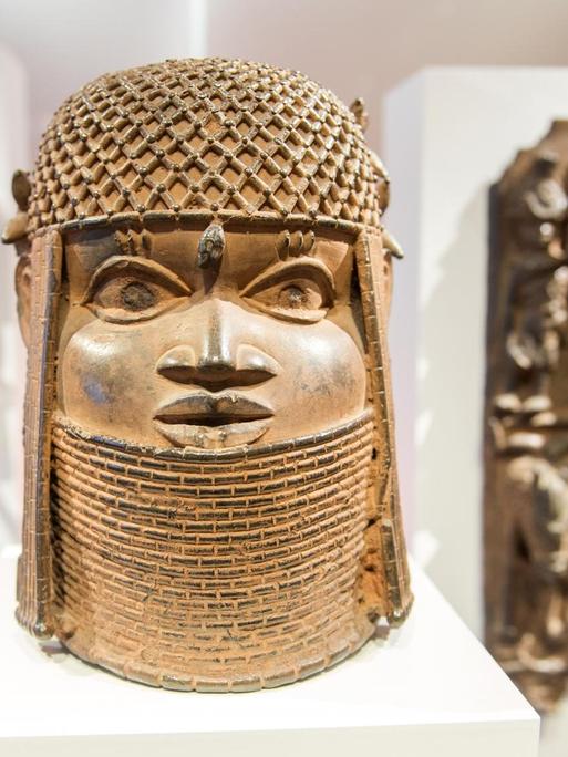 Benin-Bronzen sind im Hamburger Museum für Kunst und Gewerbe in einer Vitrine ausgestellt.
