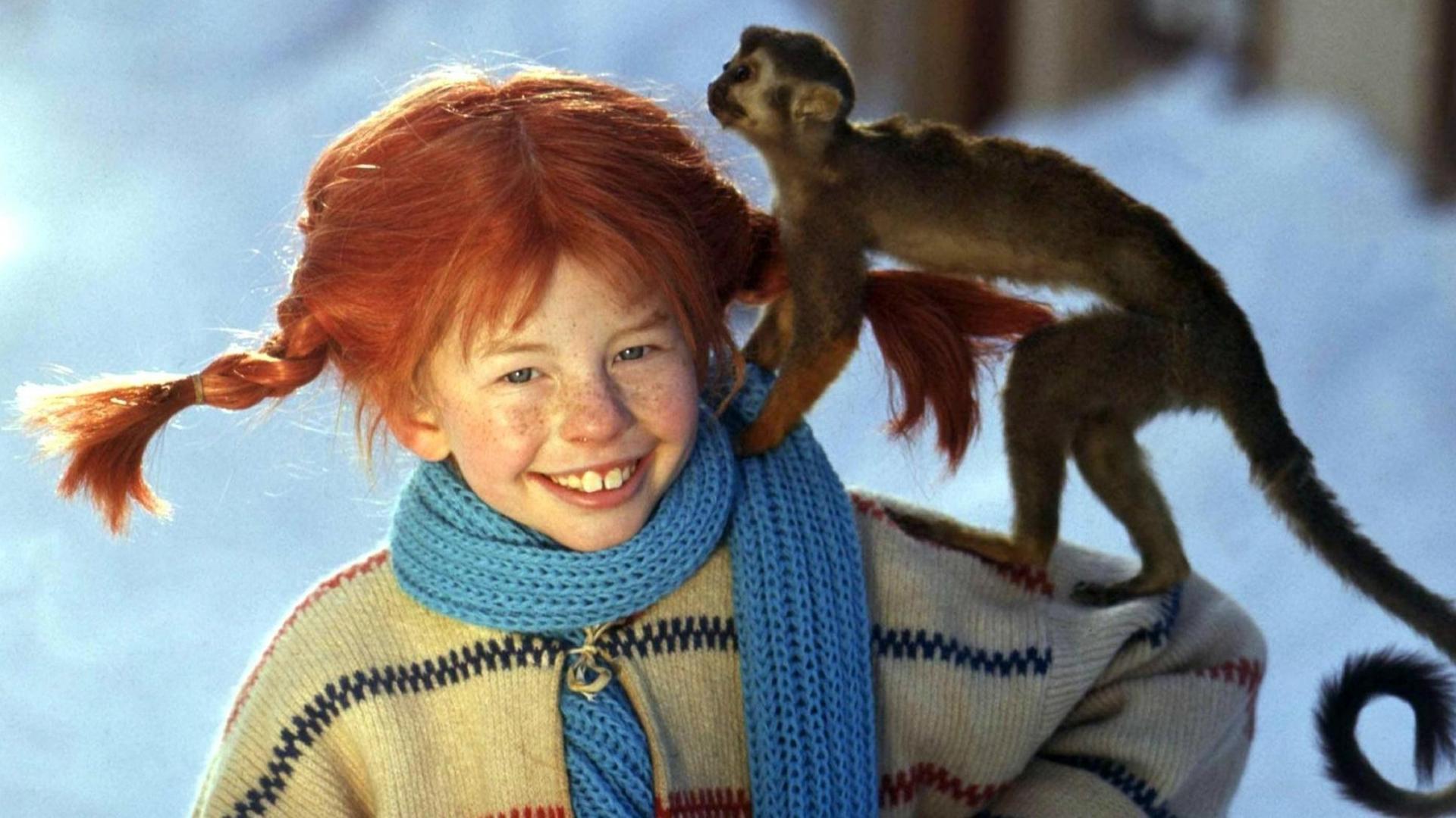 Lächelnd trägt die Schauspielerin Inger Nilsson in einem Film von 1968 als «Pippi Langstrumpf» an einem kalten Wintertag ihr Äffchen «Herr Nilsson» auf der Schulter spazieren (Szenenfoto von 1968).