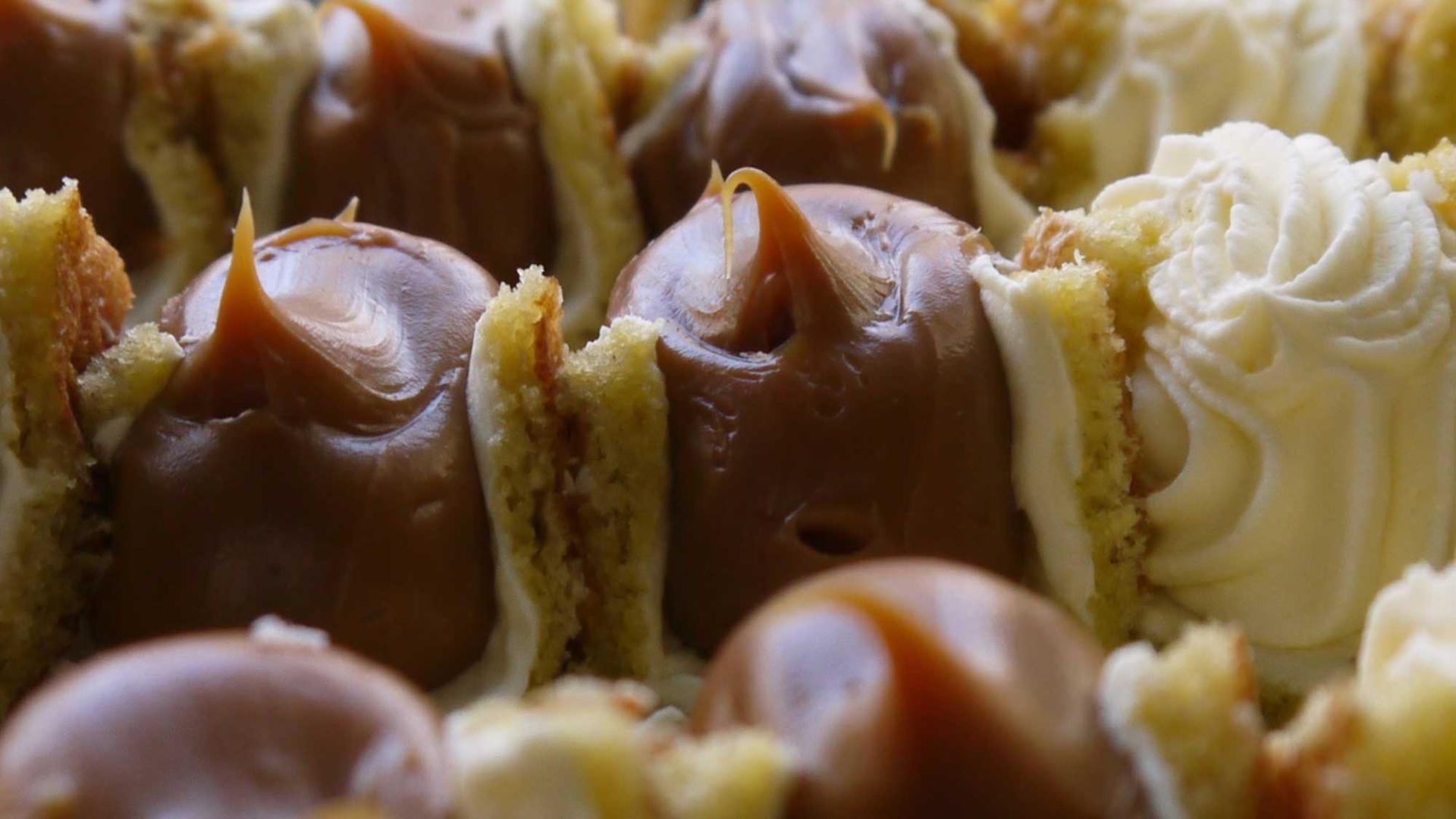 Das Foto wurde in einer Bäckerei in Buenos Aires, Argentinien, aufgenommen und zeigt Süßigkeiten mit Dulce de Leche. Hellbraun, cremig, süß: So kann man einen Lieblings-Brotaufstrich der Argentinier beschreiben. Das Foto wurde in einer Bäckerei in Buenos Aires, Argentinien, aufgenommen und zeigt Süßigkeiten mit Dulce de Leche. Hellbraun, cremig, süß: So kann man einen Lieblings-Brotaufstrich der Argentinier beschreiben.