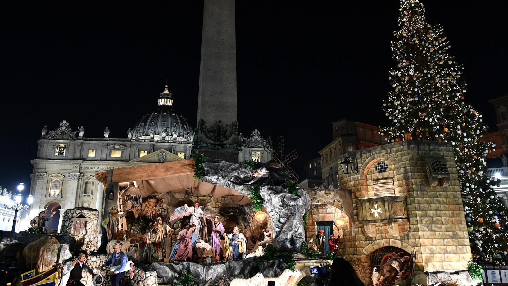 Der Petersplatz in Rom mit Weihnachtsbaum und Krippe.