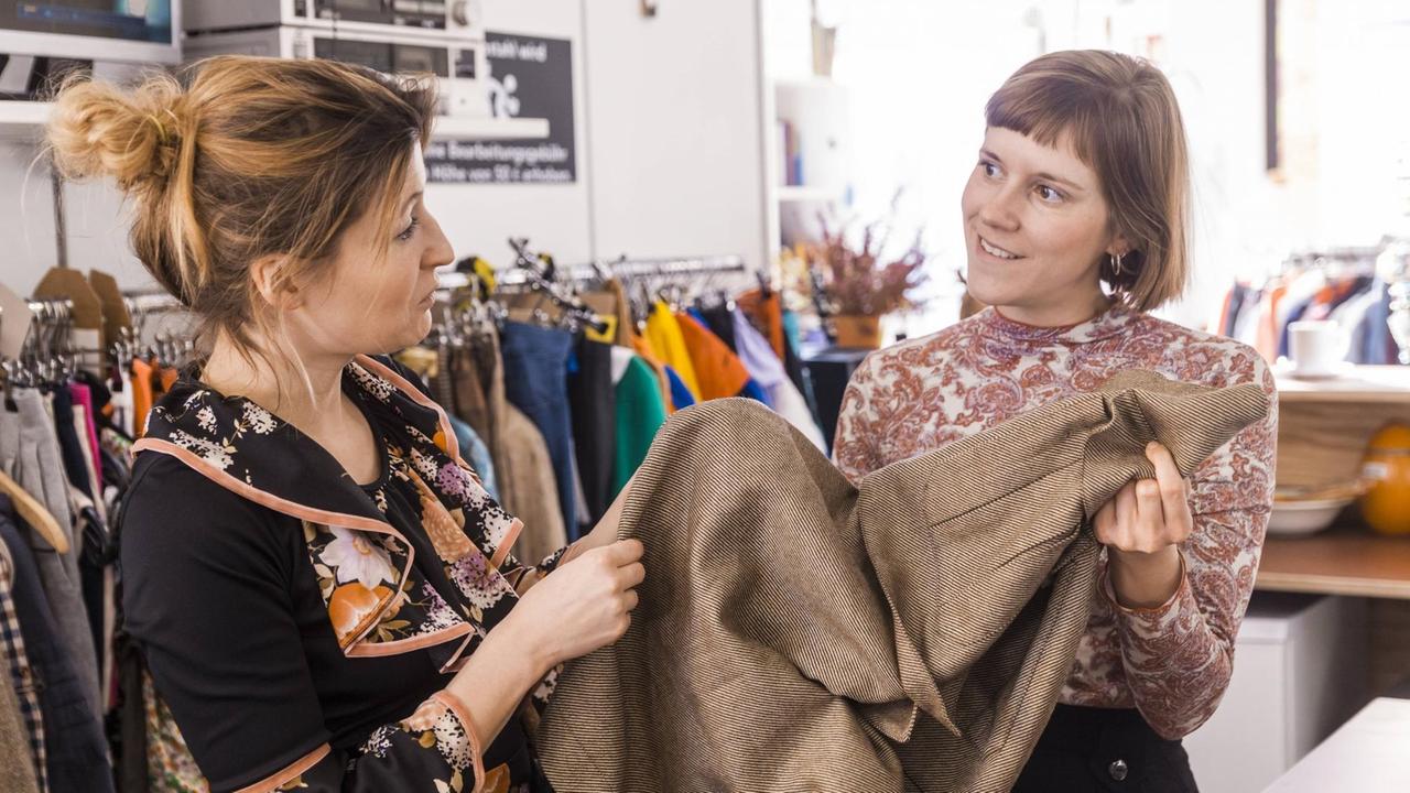 Two women in a second hand shop model released Symbolfoto property released PUBLICATIONxINxGERxSUIxAUTxHUNxONLY TCF05301

Two Women in a Second Hand Shop Model released Symbolic image Property released PUBLICATIONxINxGERxSUIxAUTxHUNxONLY TCF05301  