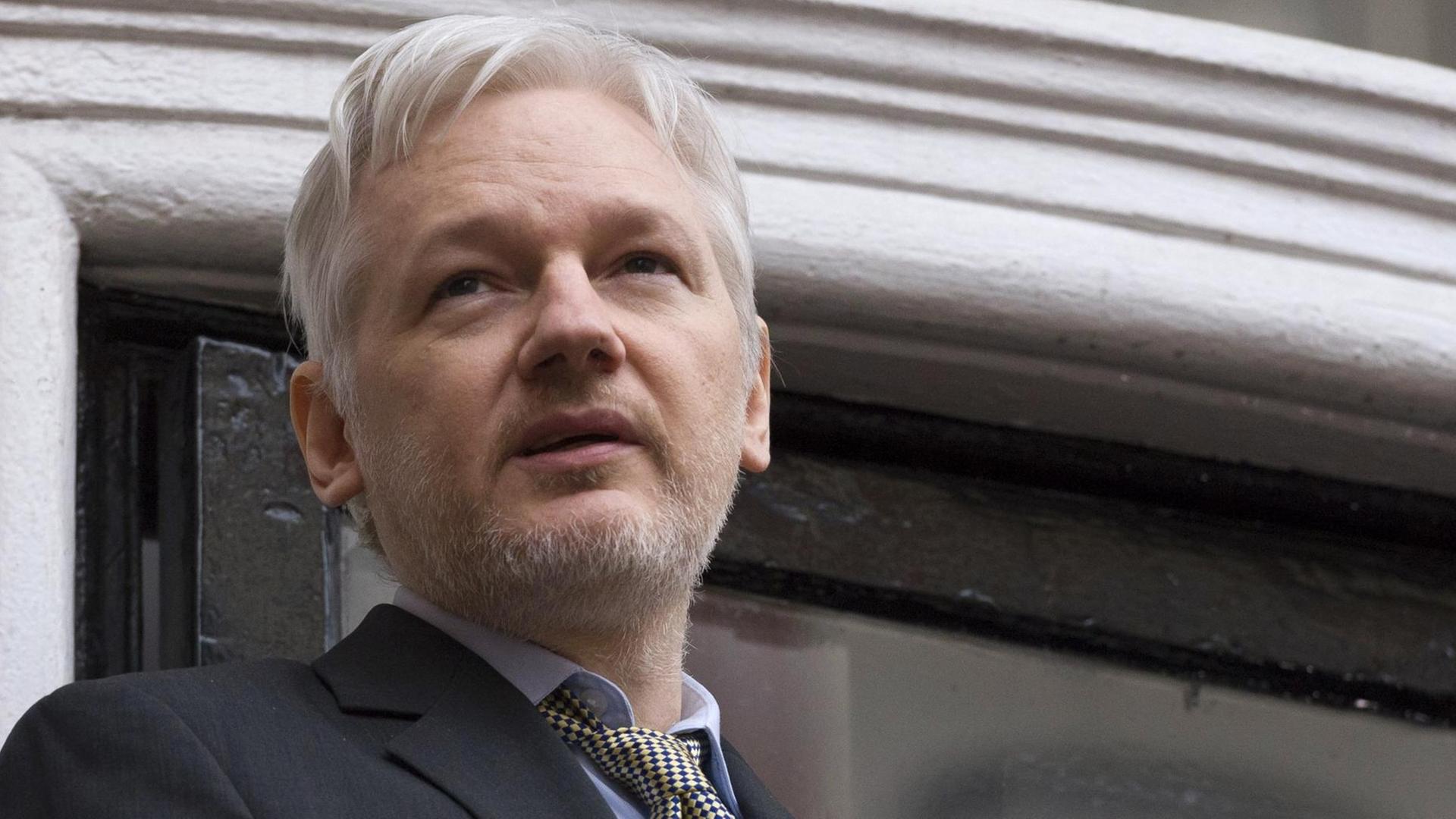 Julian Assange auf dem Balkon der ecuadorianischen Botschaft in London