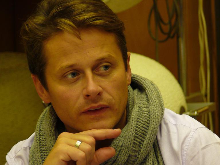 Der Schauspieler Roman Knižka bei einer Studioaufnahme zu "Das Geld".