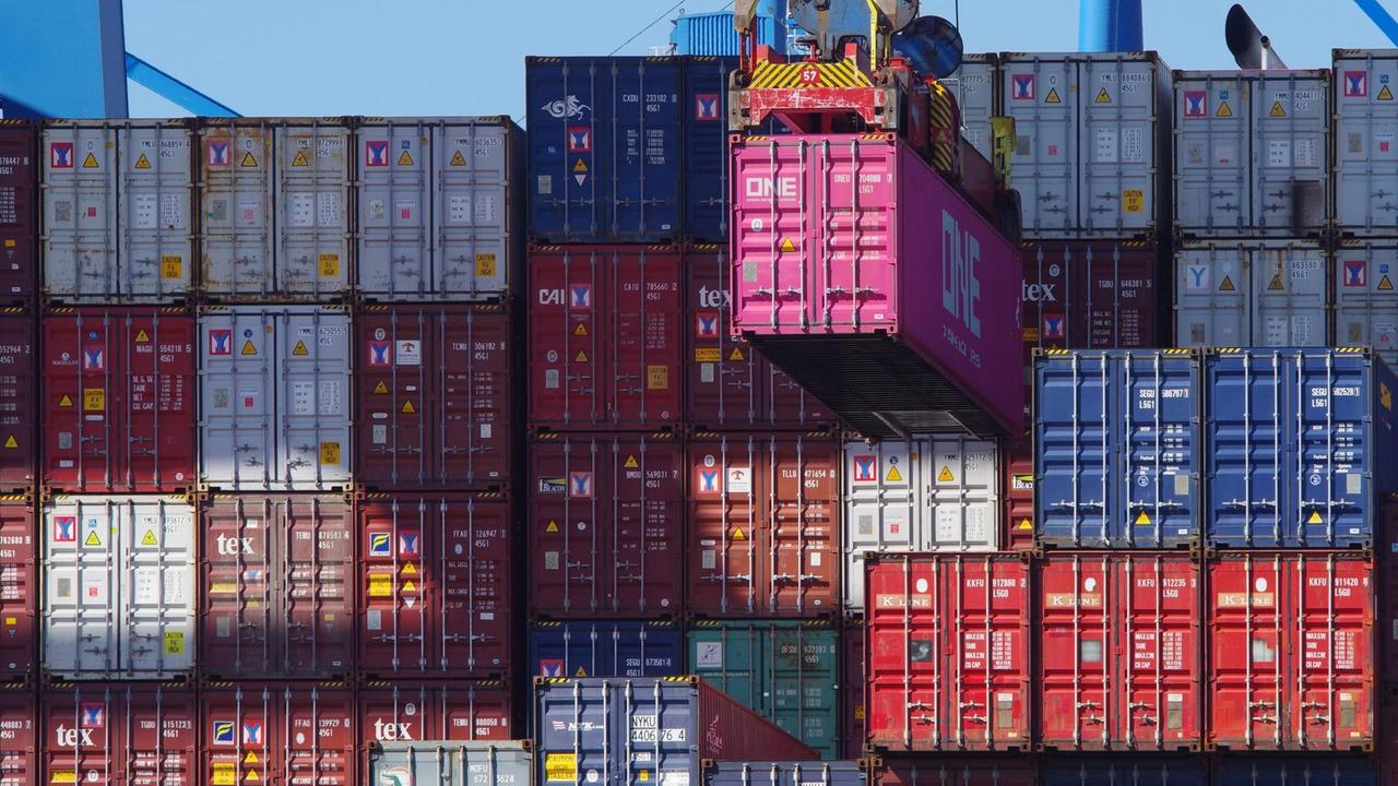 Bunte Container stehen im Hamburger Hafen