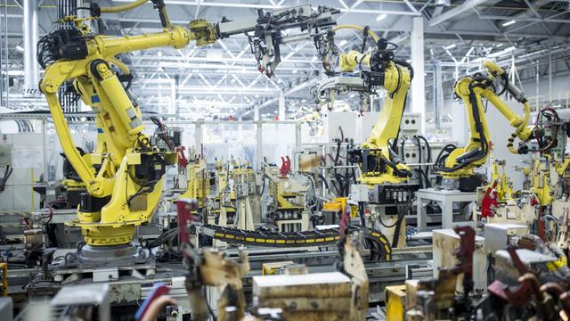Industrie-Roboter in einem Autowerk.
