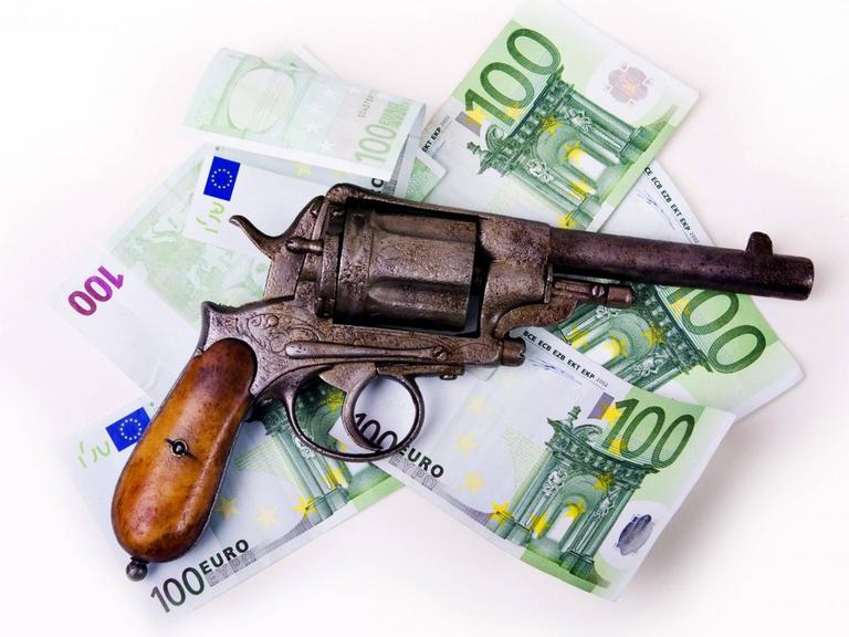 Organisierte Kriminalität - Revolver auf Geldscheinen