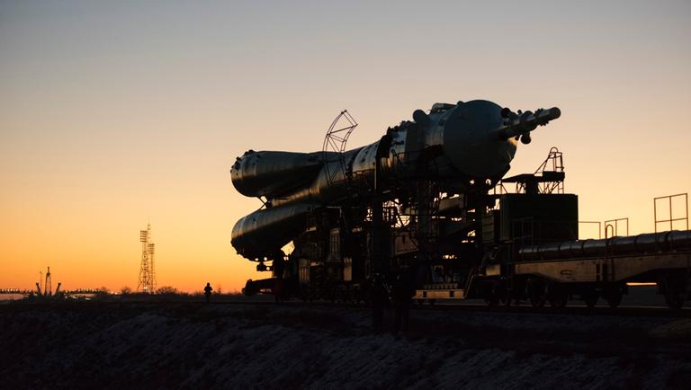 Die Soyuz-Rakete wird – wie eh und je – liegend per Bahn zur Startrampe transportiert 