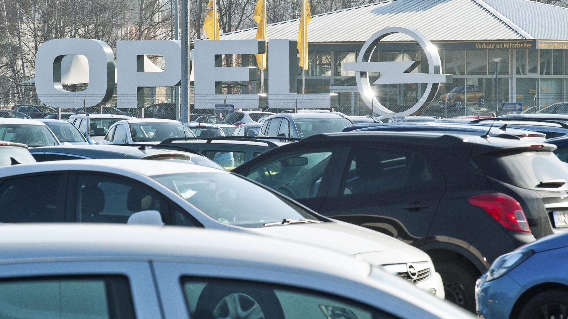 Autos, zumeist der Marke Opel, stehen am 15.02.2017 auf einem Parkplatz vor dem Opel-Werk in Kaiserslautern (Rheinland-Pfalz). (zu dpa «Möglicher Verkauf von Opel: Politik schaltet sich ein» vom 15.02.2017)|