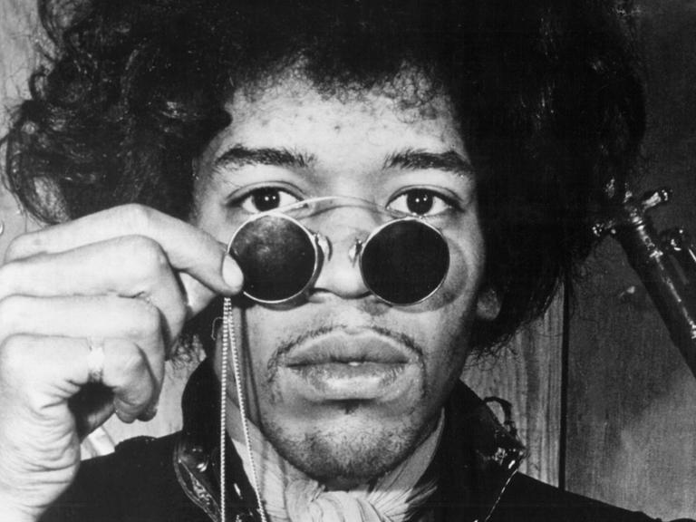 Porträt des US-amerikanischen Rocksängers und Gitarristen Jimi Hendrix, aufgenommen in seiner Londoner Wohnung (undatierte Aufnahme).