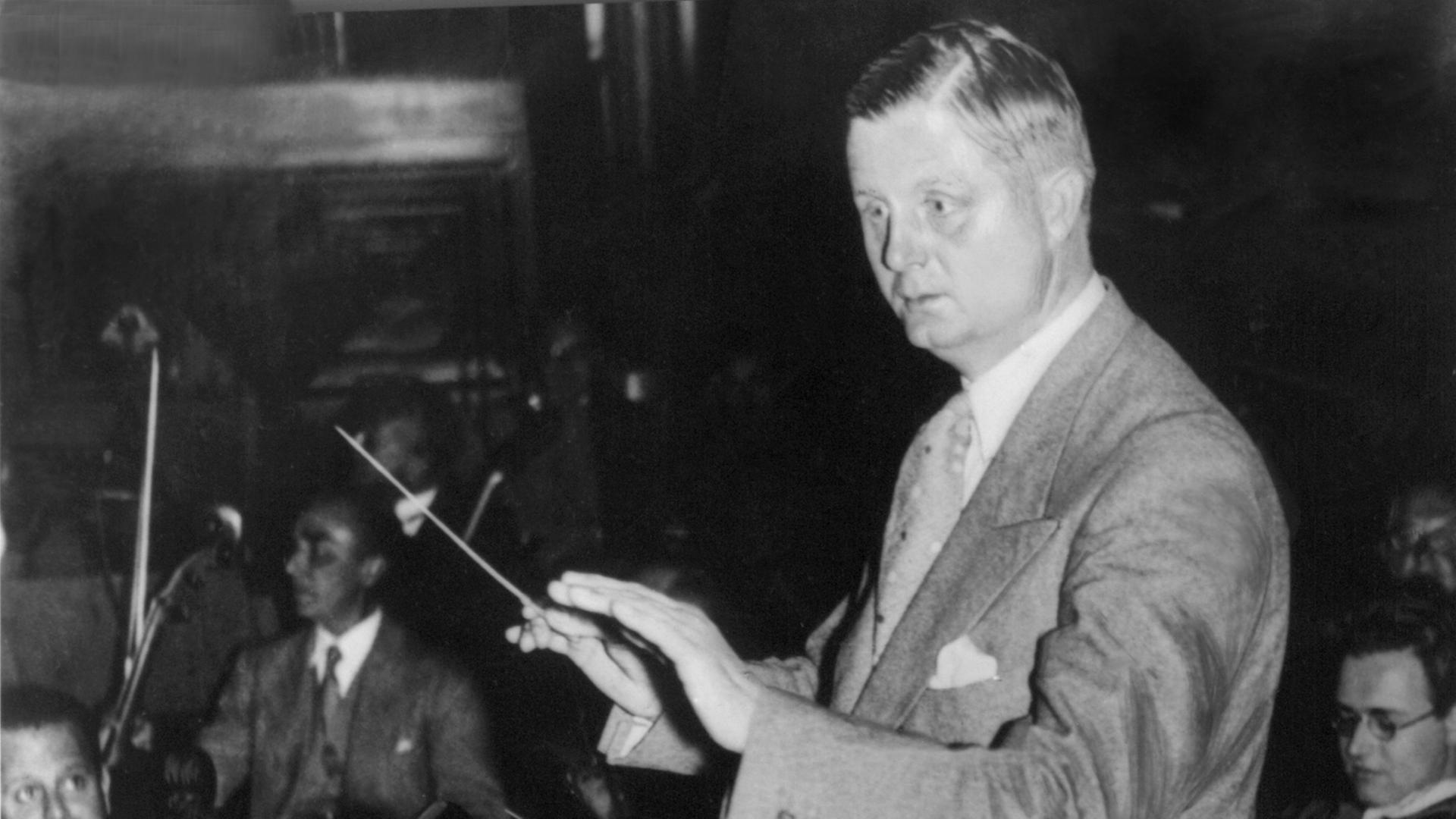 Der Dirigent Fritz Busch während einer Orchesterprobe