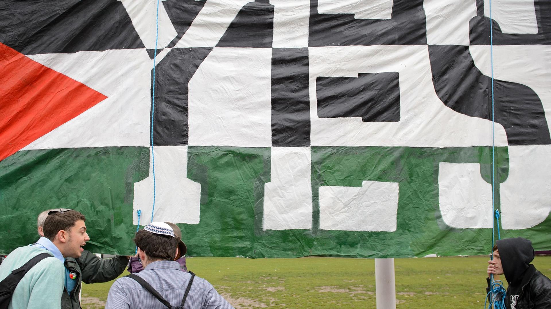 Eine Flagge des palästinensischen Staates mit einer "Yes"-Aufschrift
