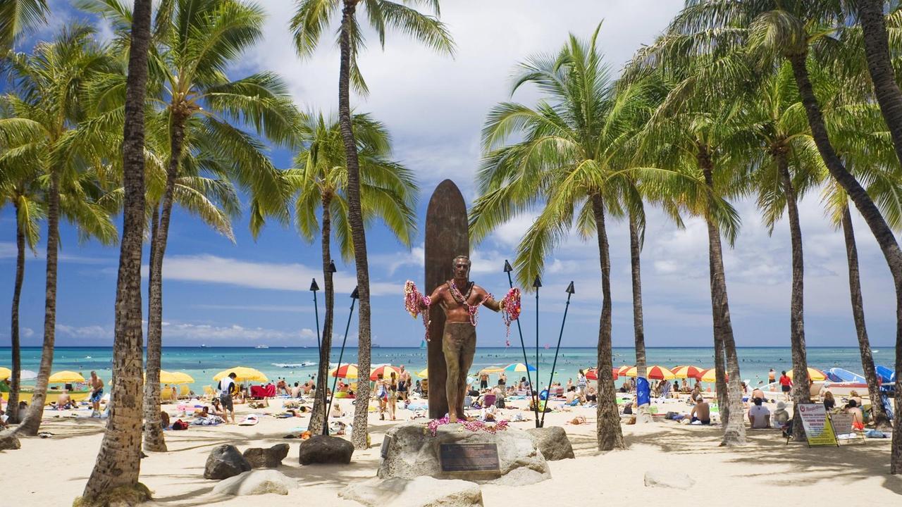 Der bekannteste Hawaiianer nach Barack Obama - Die Statue von Surfgott Duke Kahanamoku im Kuhio Beach Park.