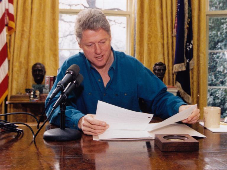 US-Präsident Bill Clinton bei einer Radioansprache am 18. Dezember 1993 im Weißen Haus