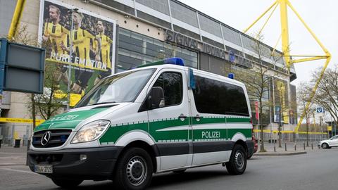Ein Polizeiwagen steht einen Tag nach dem Sprengstoff-Anschlag auf den Fußballverein Borussia Dortmund vor dem Signal-Iduna-Park in Dortmund