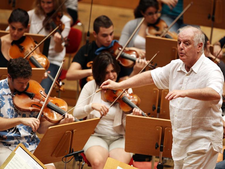 Daniel Barenboim dirigiert das West-Eastern Divan Orchestra