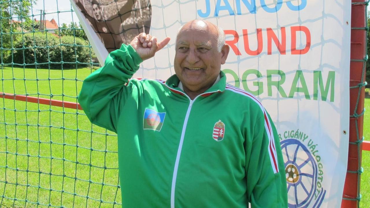 Der Fußballaktivist Istvan Mezei steht im Trainigsdress vor einem Fußballtor.