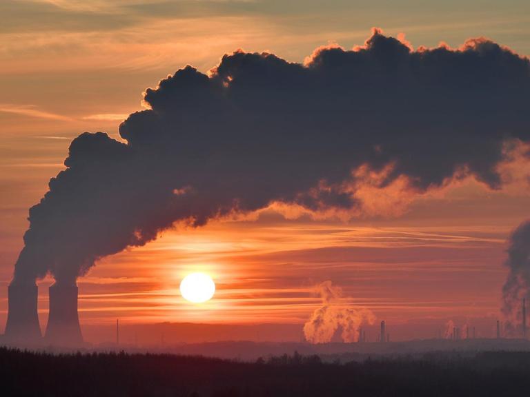 Blick auf das Kohlekraftwerk Lippendorf südlich von Leipzig in der Abendsonne