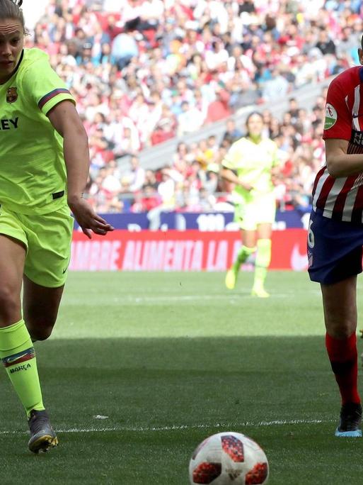 Lieke Martens (l.) vom FC Barcelona gegen Losada von Atlético Madrid.