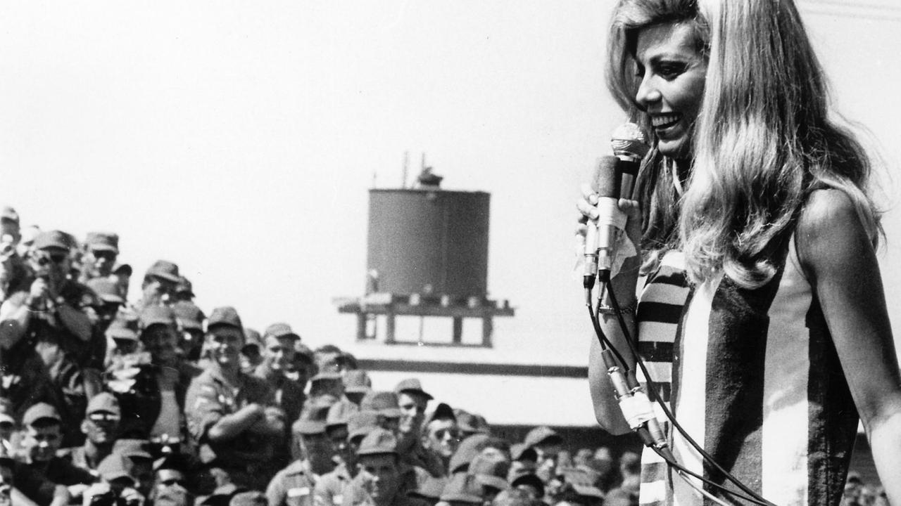 Die Sängerin und Schauspielerin Nancy Sandra Sinatra tritt im Februar 1967 vor US-amerikanischen Soldaten im südvietnamesischen Bien Hoa auf.