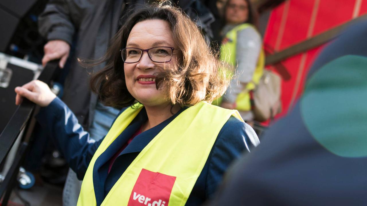 Kurz zuvor noch Arbeitsministerin: Andrea Nahles im Rahmen der Demonstration gegen die Verleihung des Axel Springer Award 2018 an Amazon-Gründer Jeff Bezos.