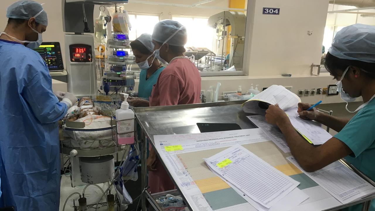 Auf der Säuglings-Intensivstation von Dr. Shettys Klinik vor den Toren der südindischen Stadt Bangalore. Hier arbeiten 37 Herzchirurgen.